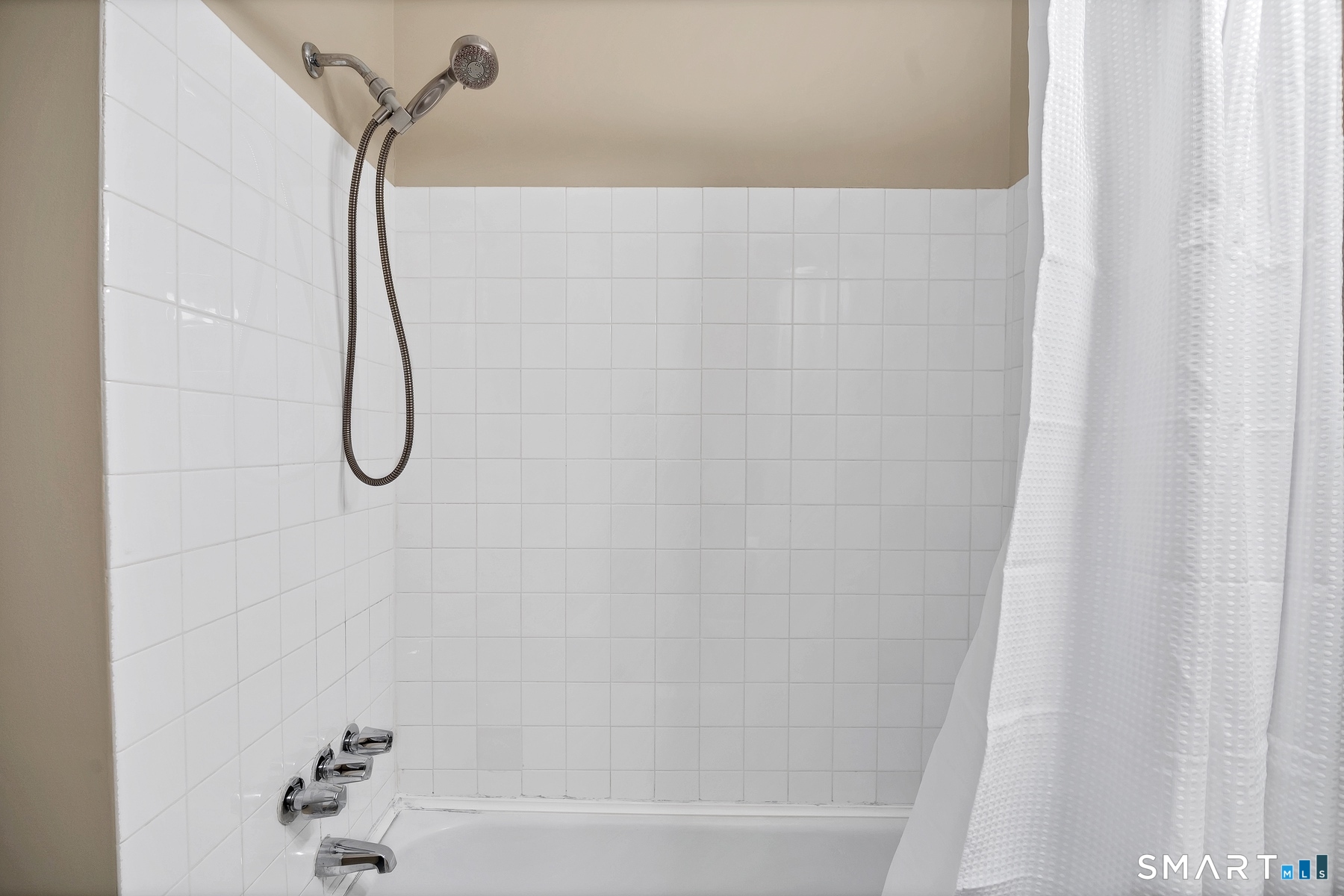 111 Niles Hill Road, Unit E New London, CT 06320 - Photo 25 of 26 a bathroom with a bath tub