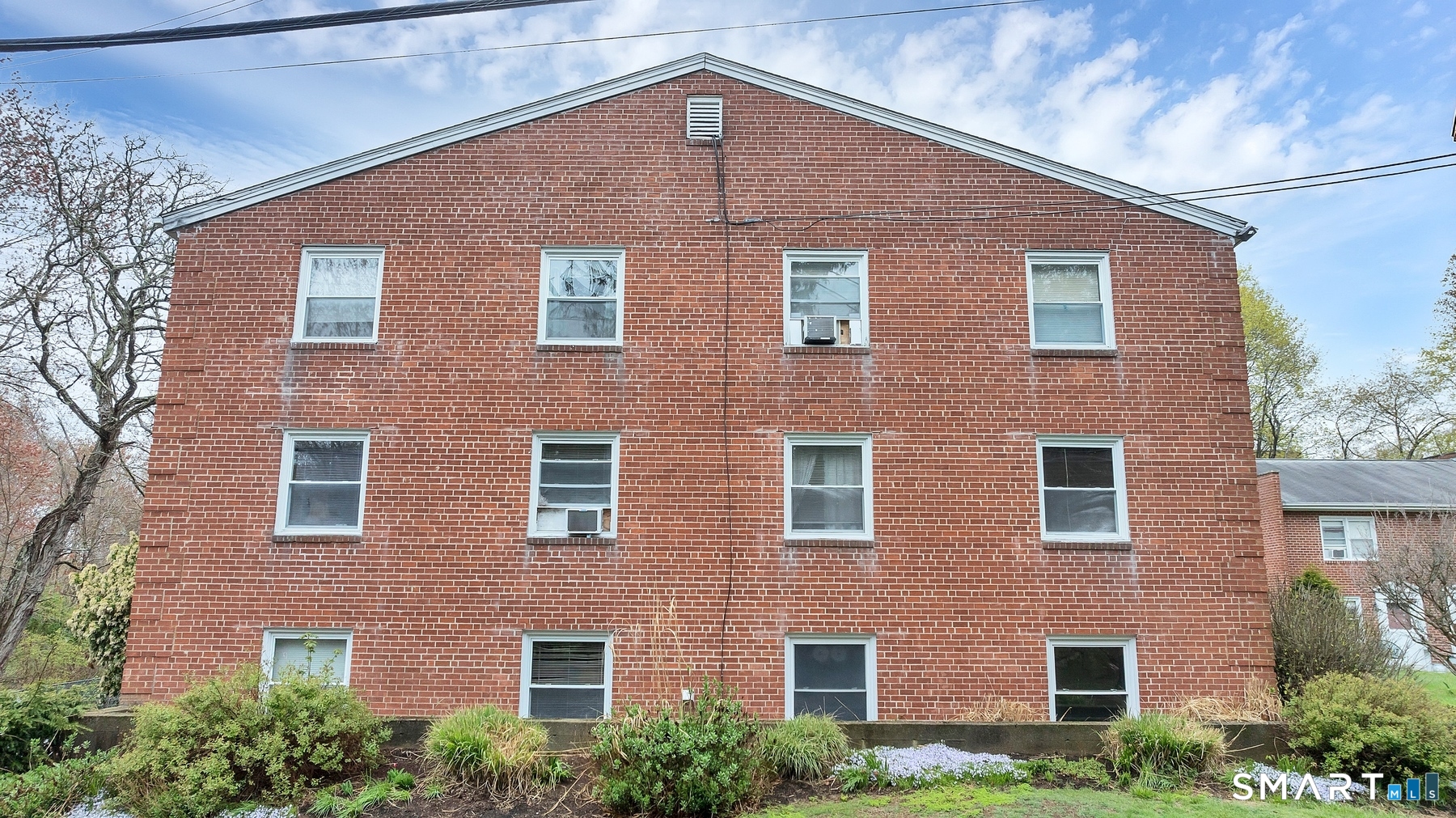 111 Niles Hill Road, Unit E New London, CT 06320 - Photo 4 of 26 a front view of a house