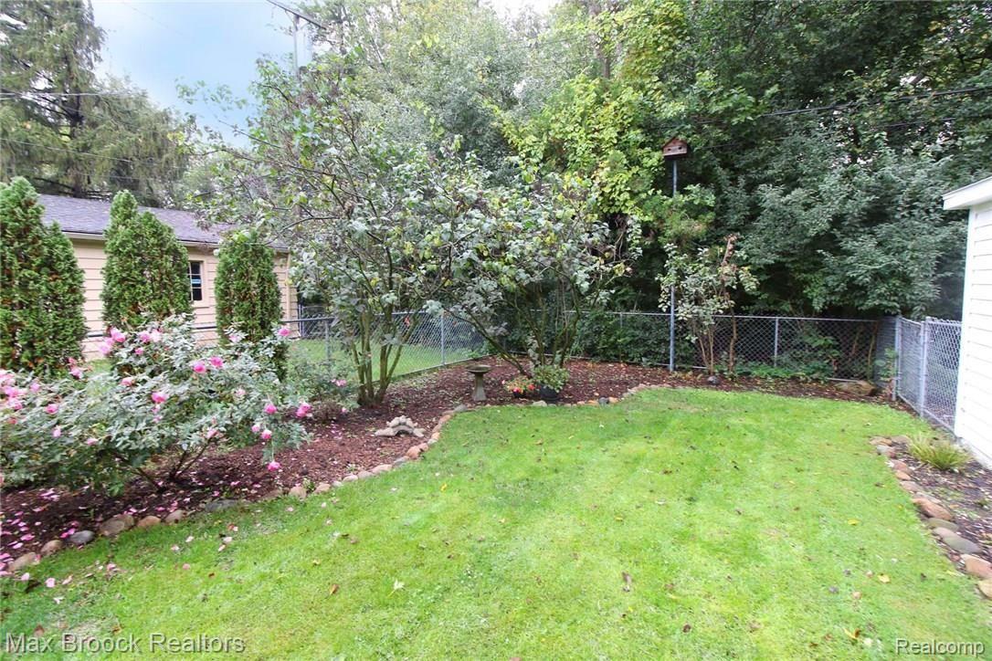 33 Maplefield Road Pleasant Ridge, MI 48069 - Photo 24 of 27 Spacious Back Yard