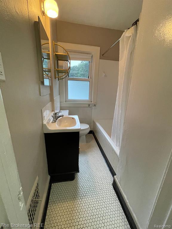 47 Fairwood Boulevard Pleasant Ridge, MI 48069 - Photo 12 of 33