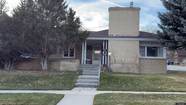 $327,500 | 720 13th Street, Rawlins, WY 82301