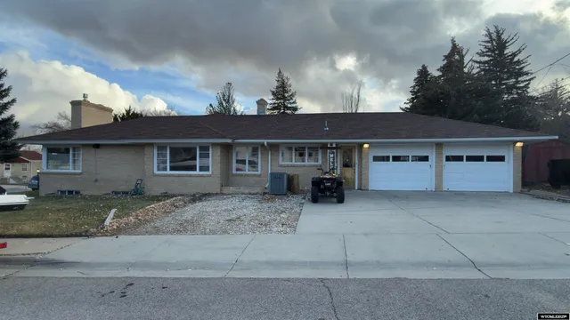 $327,500 | 720 13th Street, Rawlins, WY 82301