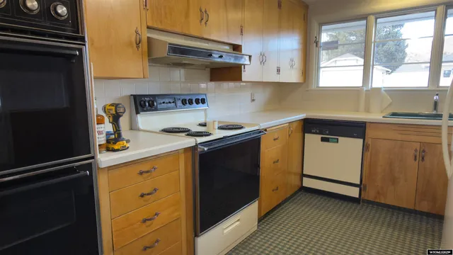 $327,500 | 720 13th Street, Rawlins, WY 82301