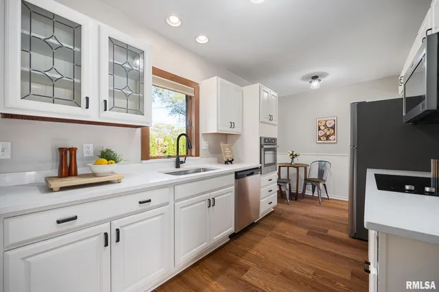 $2,400 | 205 West Glen Avenue, Peoria, IL 61614