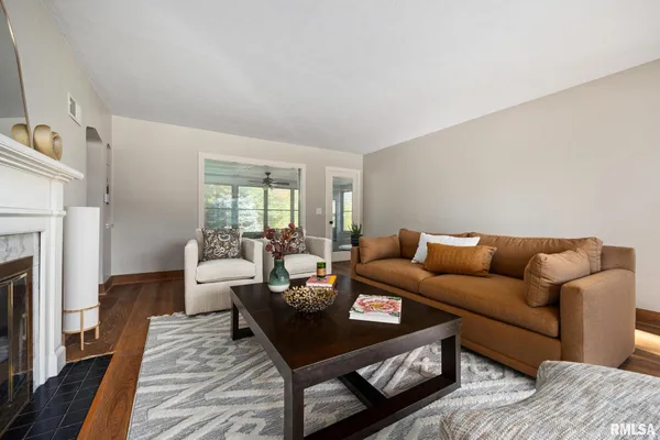 $2,400 | 205 West Glen Avenue, Peoria, IL 61614