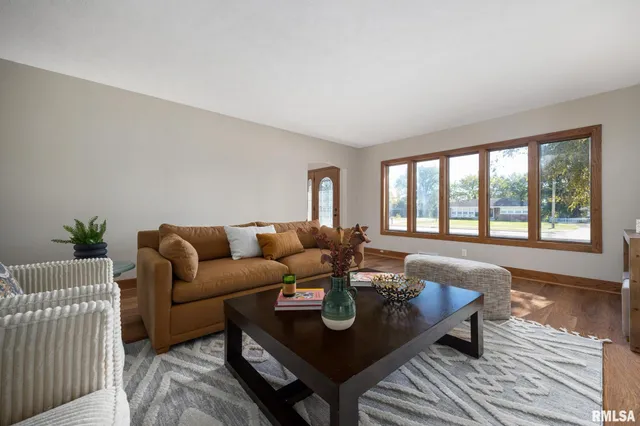 $2,400 | 205 West Glen Avenue, Peoria, IL 61614