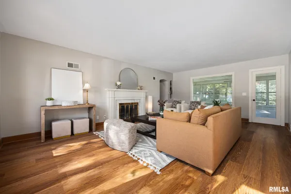 $2,400 | 205 West Glen Avenue, Peoria, IL 61614