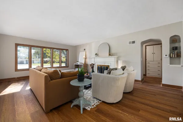 $2,400 | 205 West Glen Avenue, Peoria, IL 61614