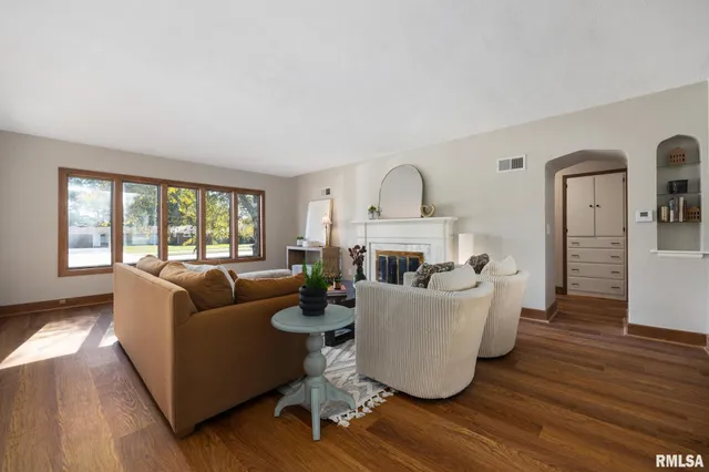 $2,400 | 205 West Glen Avenue, Peoria, IL 61614