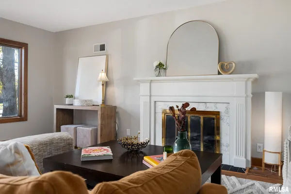 $2,400 | 205 West Glen Avenue, Peoria, IL 61614