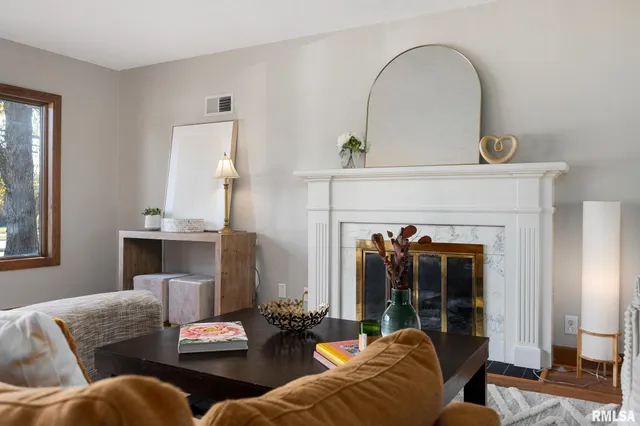 $2,400 | 205 West Glen Avenue, Peoria, IL 61614