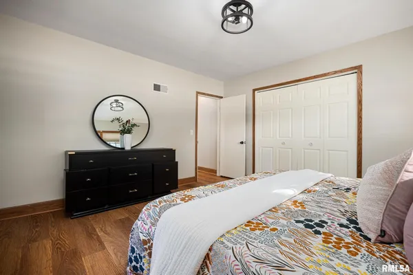 $2,400 | 205 West Glen Avenue, Peoria, IL 61614