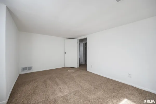 $2,400 | 205 West Glen Avenue, Peoria, IL 61614