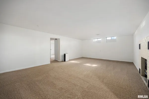 $2,400 | 205 West Glen Avenue, Peoria, IL 61614