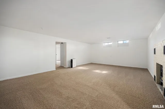 $2,400 | 205 West Glen Avenue, Peoria, IL 61614