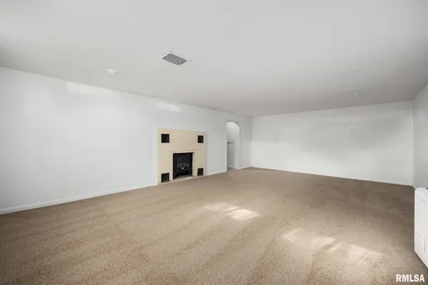 $2,400 | 205 West Glen Avenue, Peoria, IL 61614