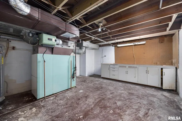 $2,400 | 205 West Glen Avenue, Peoria, IL 61614