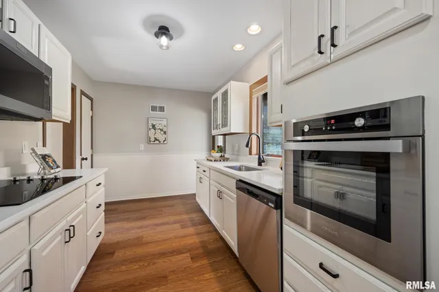 $2,400 | 205 West Glen Avenue, Peoria, IL 61614