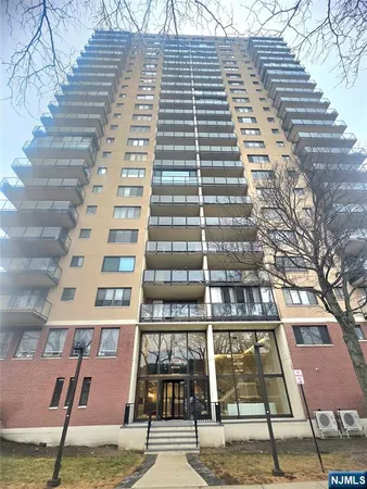 $3,000 | 1203 River Road, Unit 15G, Edgewater, NJ 07020