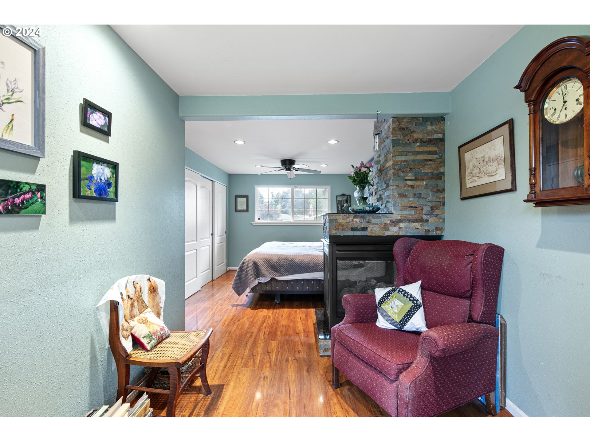 2990 Hyacinth Street Eugene, OR 97404 - Photo 16 of 47 a living room with furniture