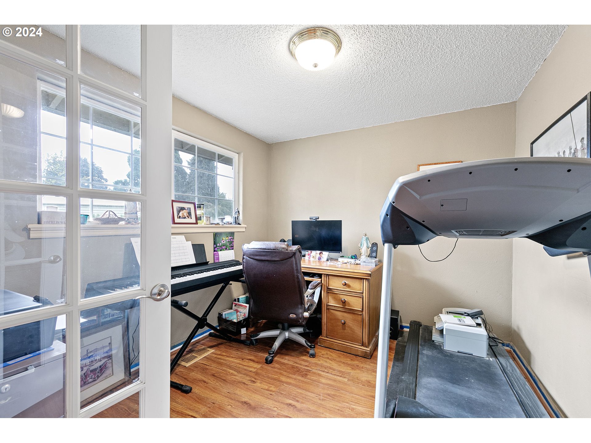 2990 Hyacinth Street Eugene, OR 97404 - Photo 17 of 47 a workspace with furniture and a window