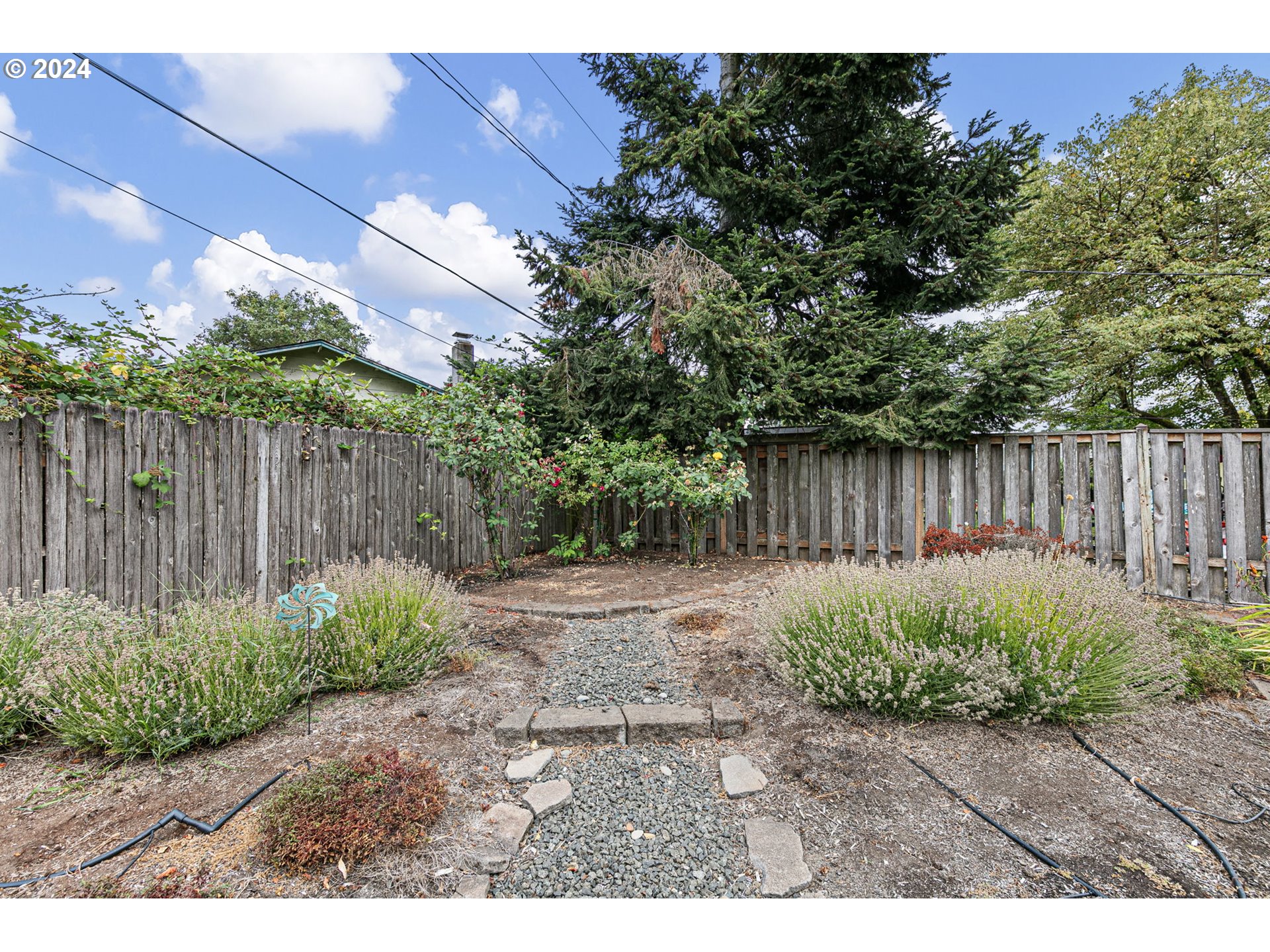 2990 Hyacinth Street Eugene, OR 97404 - Photo 39 of 47 a backyard of a house with a garden