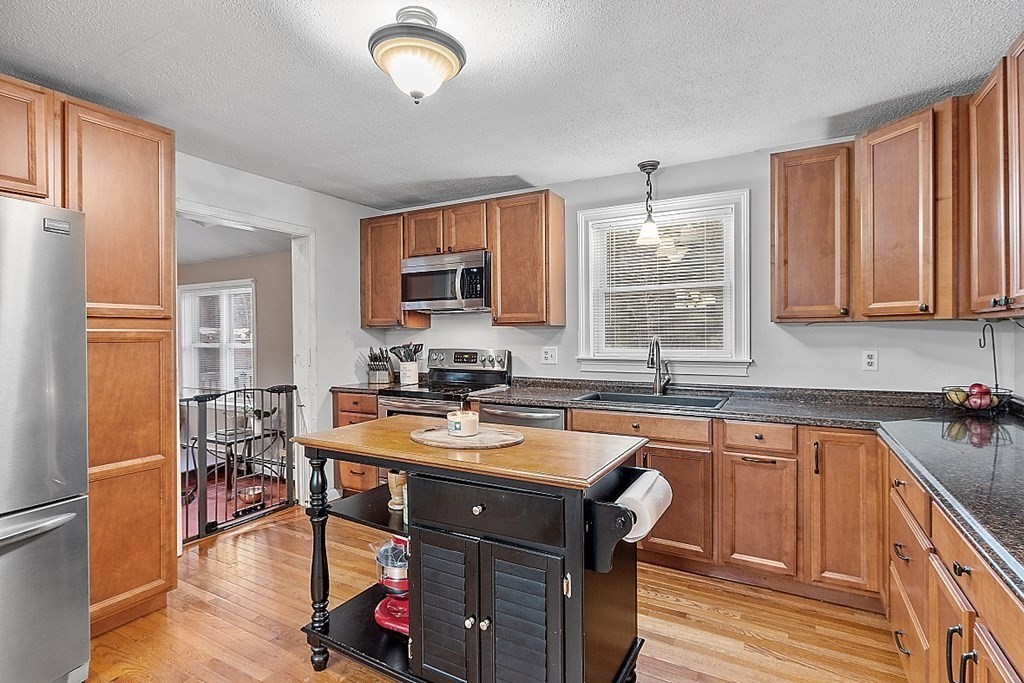 85 Hazen Road Shirley, MA 01464 - Photo 3 of 34 Gallery Image 3