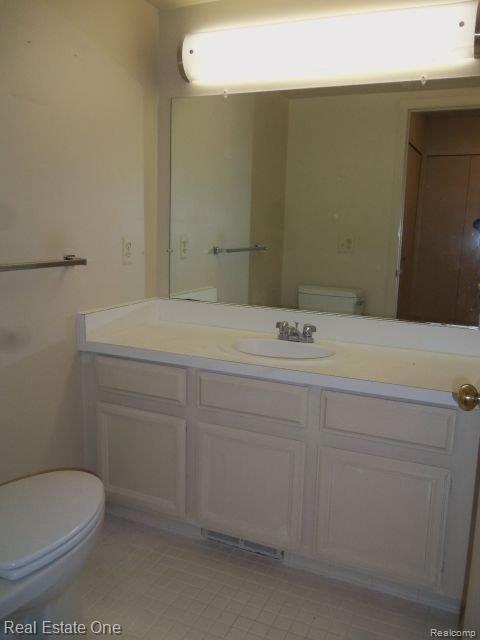 29656 Middlebelt Road, Unit 1401 Farmington, MI 48334 - Photo 9 of 11 Master Bathroom