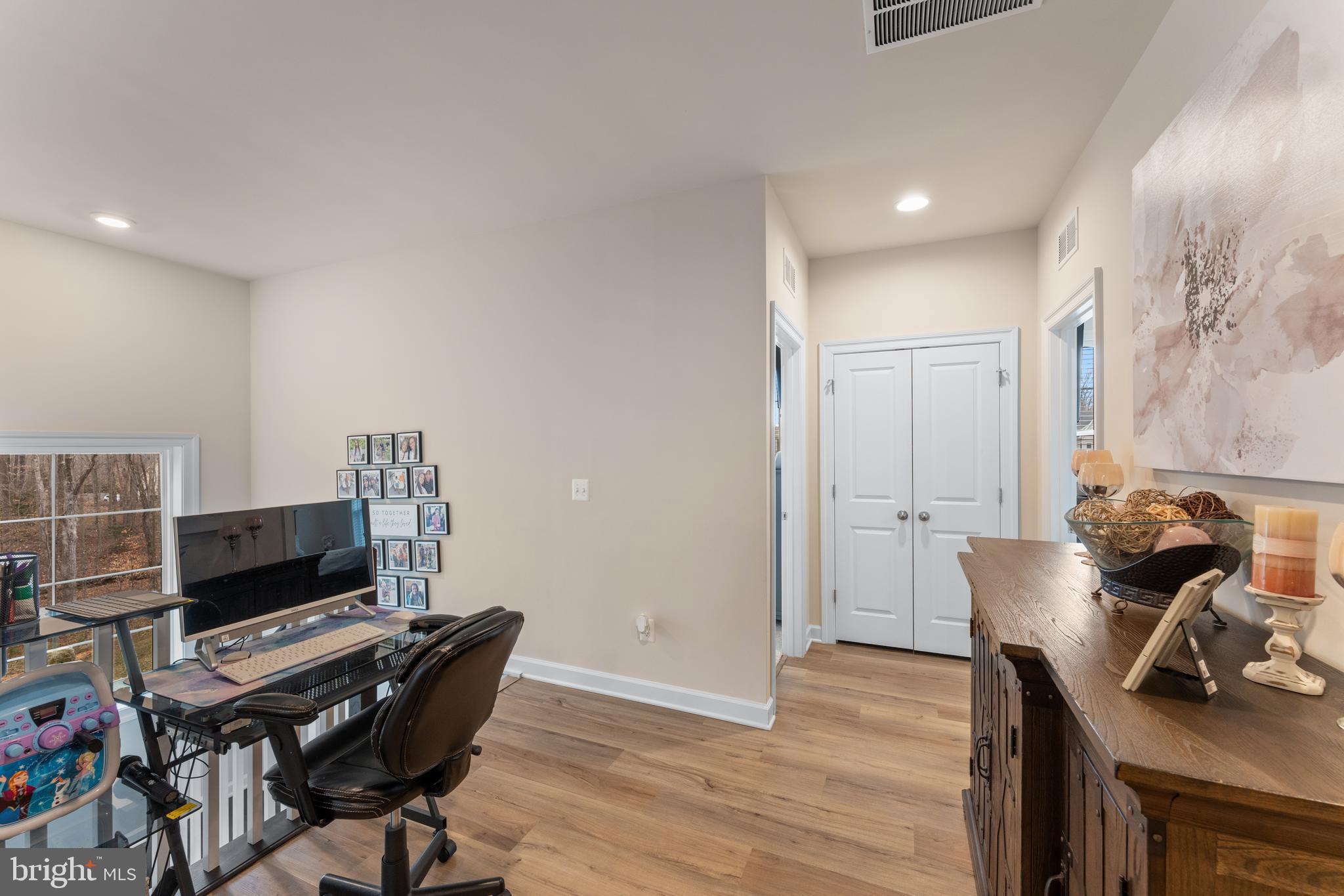13882 Trinity Pond Lane Manassas, VA 20112 - Photo 27 of 69 a workspace with furniture and wooden floor