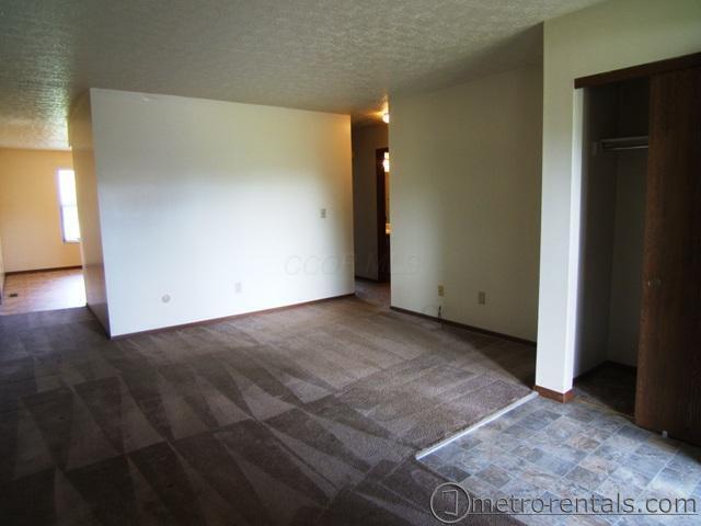 3862 Petzinger Road, Unit 3864 Columbus, OH 43232 - Photo 5 of 7 3862LR2