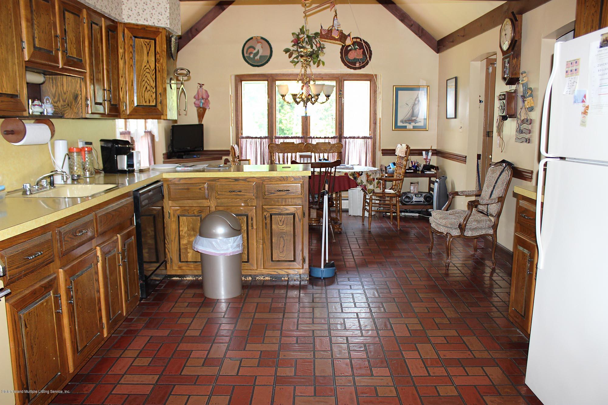 6 large eat in kitchen with dinette