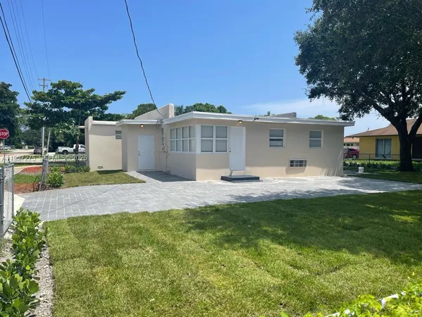 $2,200 | 5800 Taylor Street, Unit 2, Hollywood, FL 33021