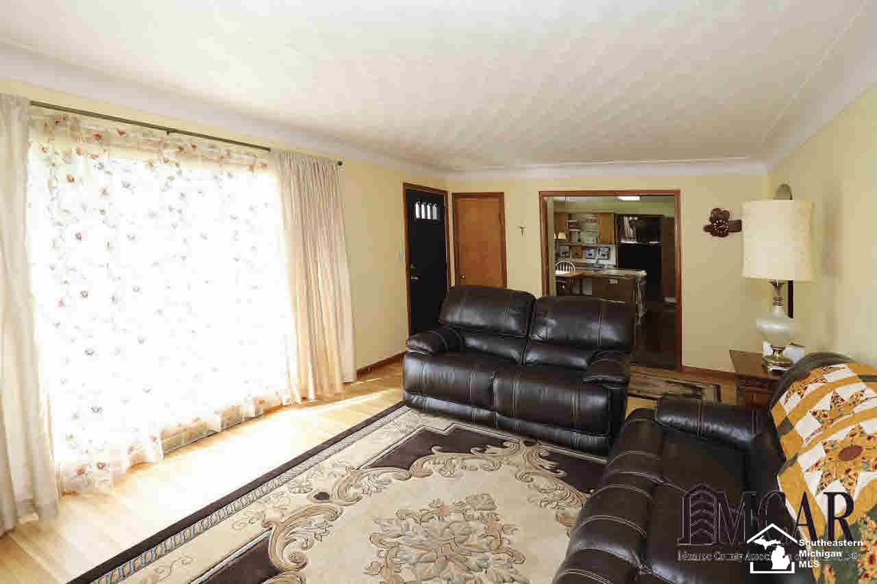 7586 Douglas Road Lambertville, MI 48144 - Photo 9 of 28 21374344-8.JPG