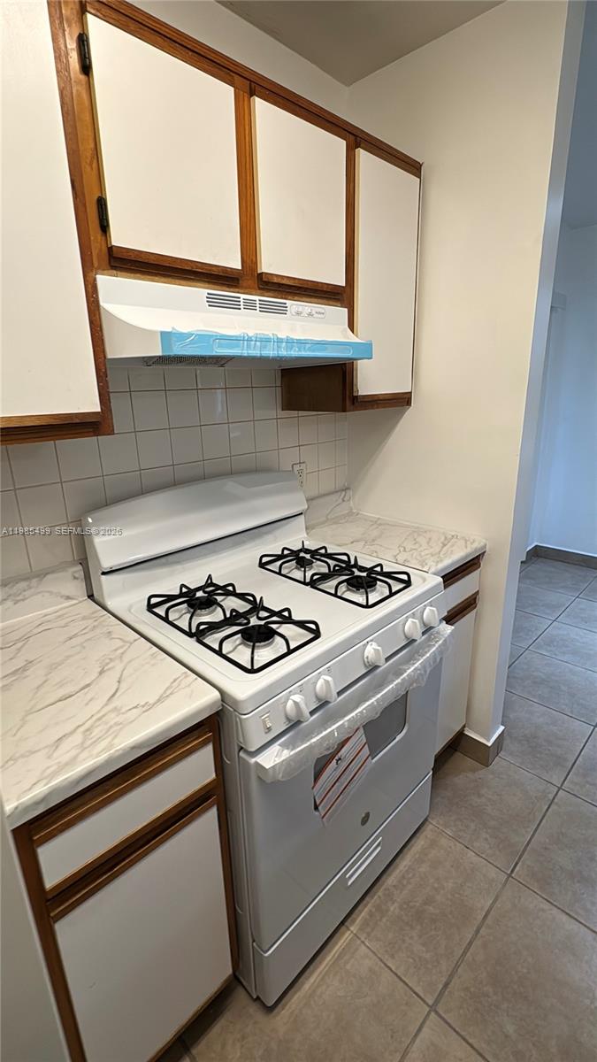 15320 Southwest 106th Terrace, Unit 1118 Miami, FL 33196 - Photo 3 of 25 a stove top oven sitting inside of a kitchen