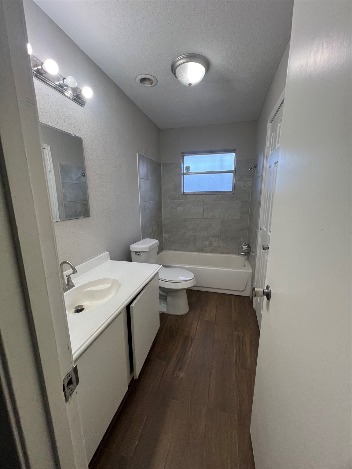 3342 Burke Road, Unit 100 Pasadena, TX 77504 - Photo 6 of 8 Full Bathroom