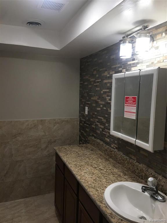 57 Elizabeth Lake Road Pontiac, MI 48341 - Photo 34 of 41