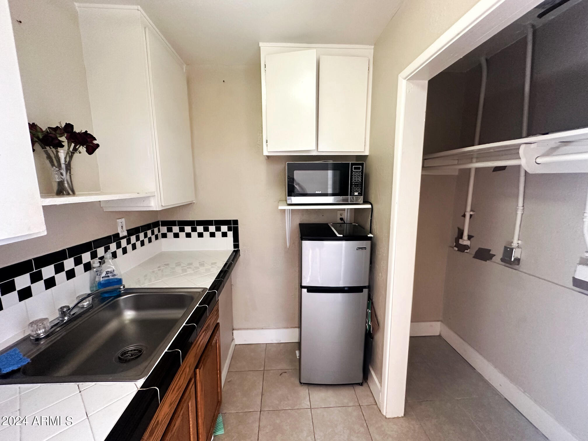 1019 West Woodland Avenue, Unit 9 Phoenix, AZ 85007 - Photo 5 of 6 a kitchen with a refrigerator and a stove