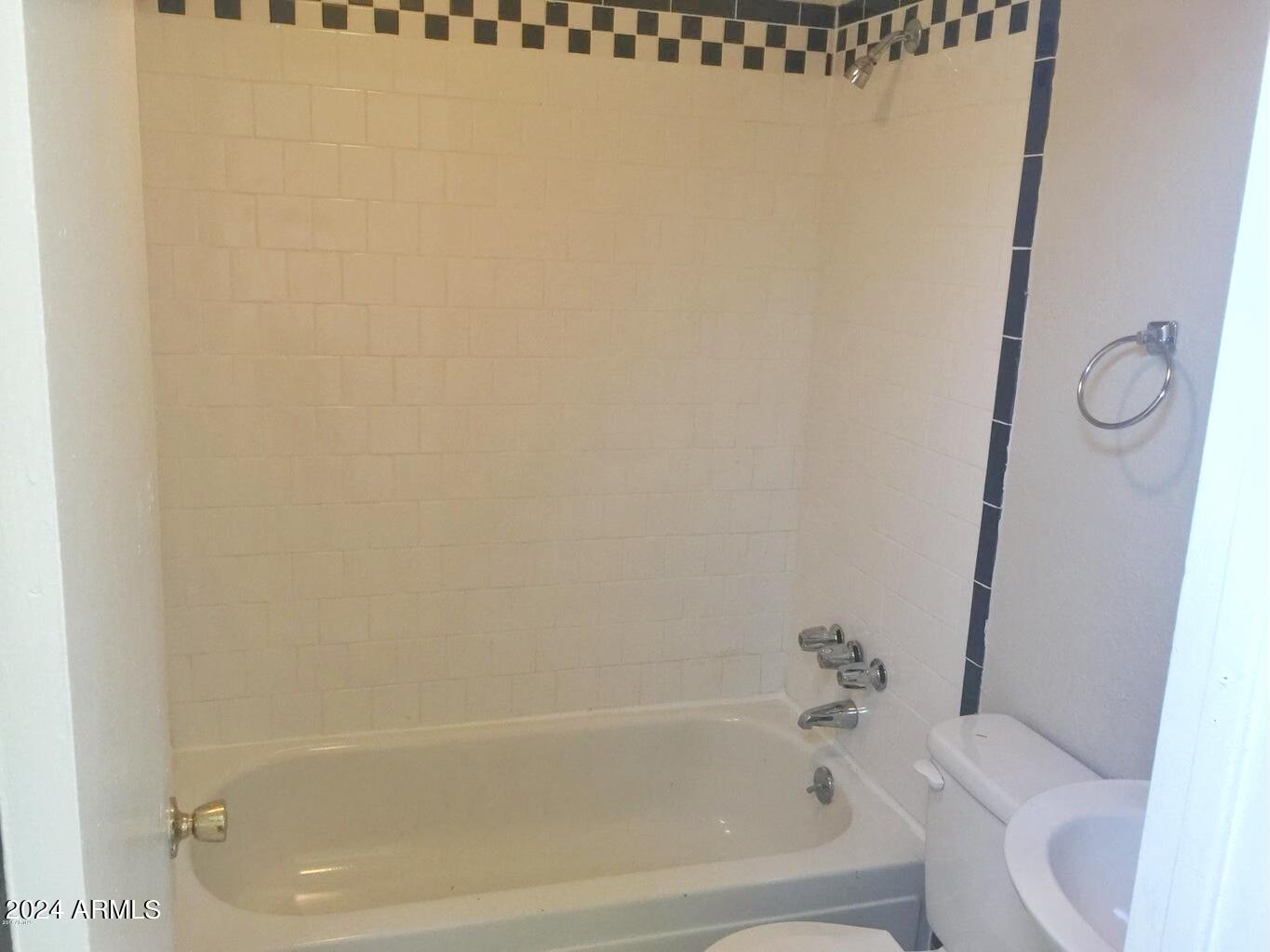 1019 West Woodland Avenue, Unit 9 Phoenix, AZ 85007 - Photo 6 of 6 a bathroom with a bathtub and toilet