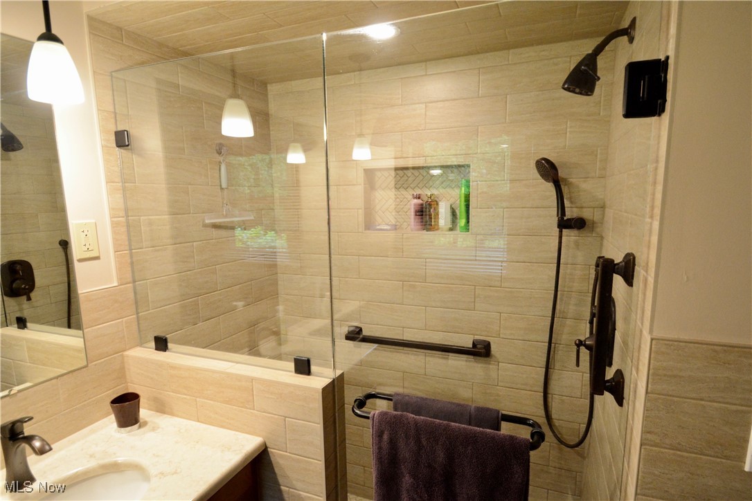 2724 Spitler Road Youngstown, OH 44514 - Photo 17 of 30 Full bath with tiled shower, vanity, and tile walls