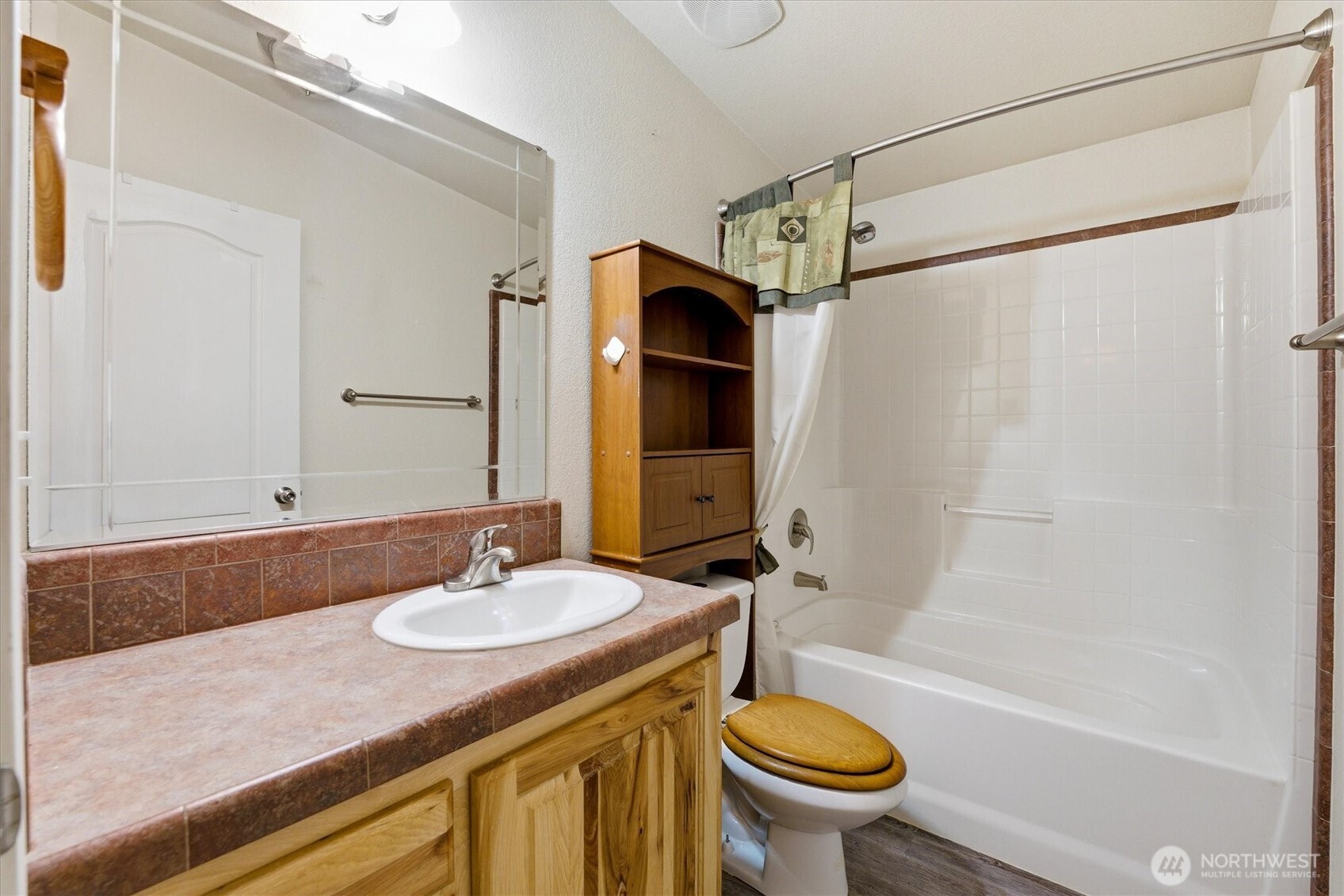1142 Driskill Road Newport, WA 99156 - Photo 20 of 40 a bathroom with a sink a toilet and a bathtub