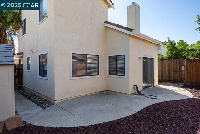 a view of a house with backyard
