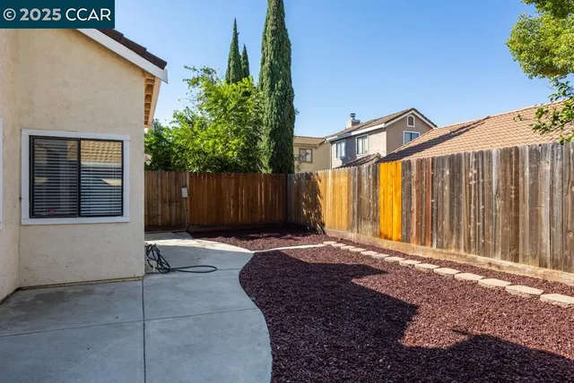 a view of entryway front of house