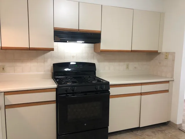 $1,832 | 385 Huse Road, Unit 25, Manchester, NH 03103