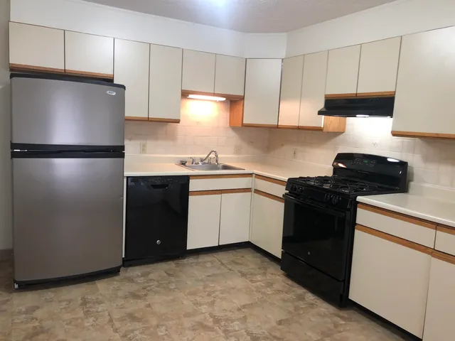 $1,832 | 385 Huse Road, Unit 25, Manchester, NH 03103