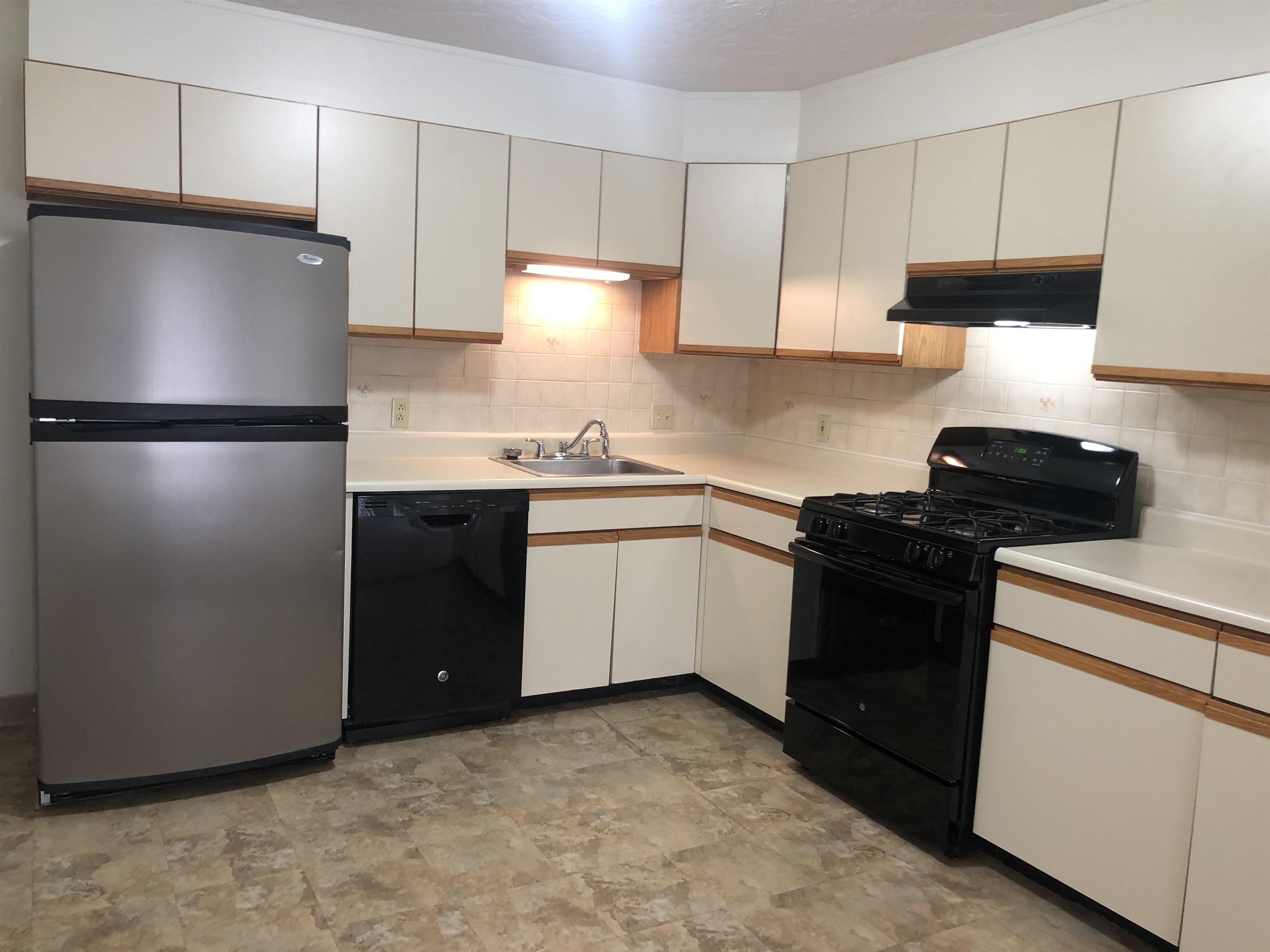 385 Huse Road, Unit 25 Manchester, NH 03103 - Photo 15 of 40