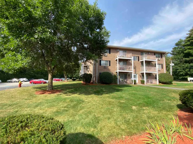 $1,832 | 385 Huse Road, Unit 25, Manchester, NH 03103