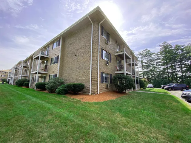 $1,832 | 385 Huse Road, Unit 25, Manchester, NH 03103