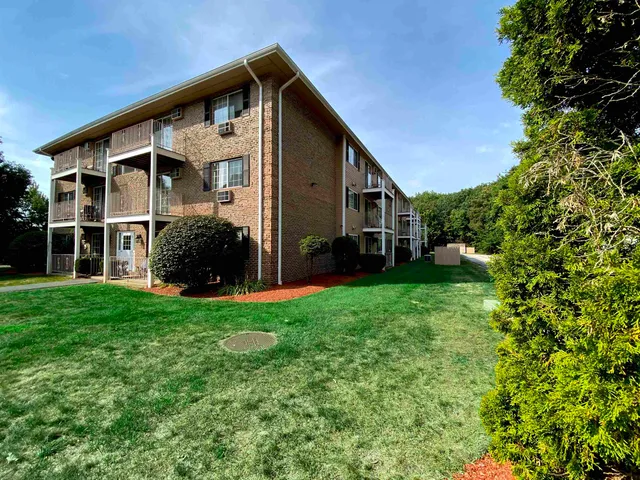 $1,832 | 385 Huse Road, Unit 25, Manchester, NH 03103