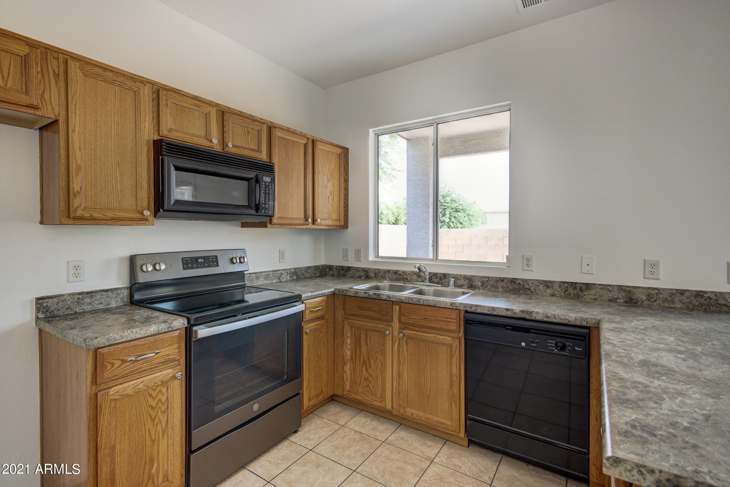 4238 West Carter Road Phoenix, AZ 85041 - Photo 11 of 25 Kitchen