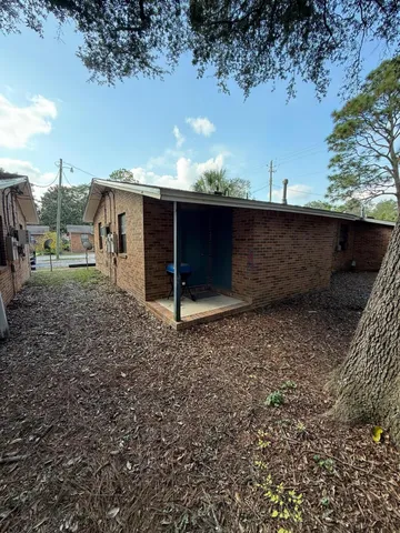 a view of a backyard